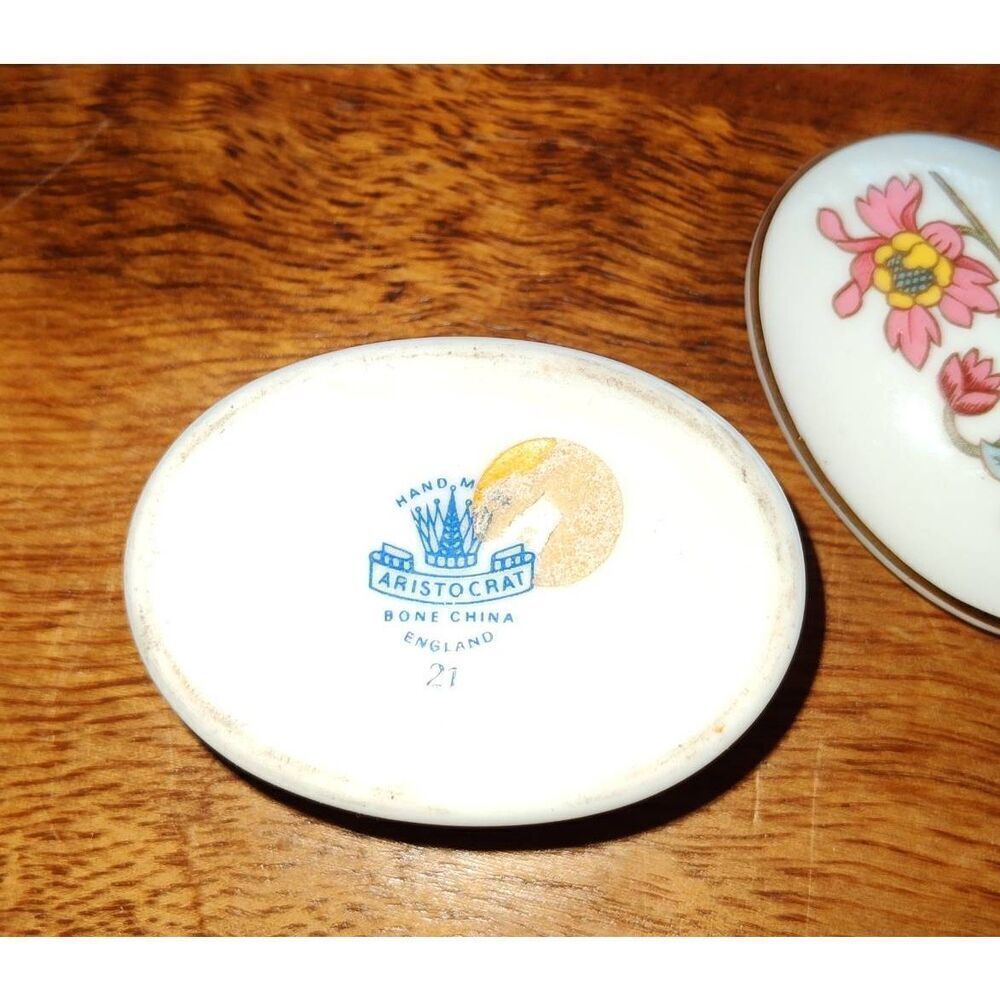 Vintage Aristocrat Bone China oval trinket box of fine bone china floral pattern - Picture 7 of 9